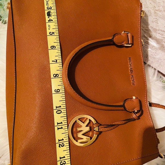 Michael kors hobos color brown good condition - Picture 4 of 8